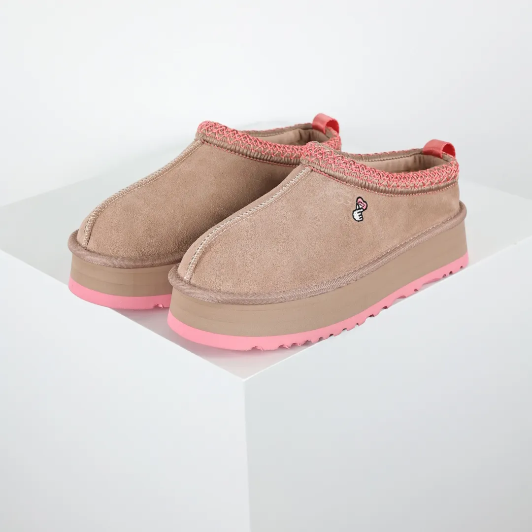 Copy price 💰560 Core recommendation of good price 5cm thick sole, independently developed original outsole, cashmere insole, keeping warm in winter, suitable for home use. In the new year, uug launched a style series, which is partially geared towards the preferences of young consumers. It has also moved to the forefront of fashion trends. Shoe body material, water-repellent coated suede upper, 17 mm UGGPURE™ implanted wool insole, lightweight non-slip and comfortable rubber outsole, with brand LOGO and trademark, with full package Size: 35 36 37 38 39 40